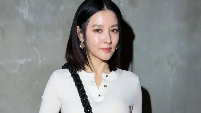 Bức ảnh không qua chỉnh sửa của Lee Young Ae tại buổi trình diễn Thu Đông 2024 hãng Bottega Veneta tạo sự quan tâm của khán giả. Ở độ tuổi 53, nữ diễn viên Nàng Dae Jang Geum cho thấy nhiều những dấu hiệu tuổi tác. Tuy vậy khán giả vẫn khen Lee Young Ae biết giữ gìn nhan sắc, nhất là nước da căng bóng. Bức ảnh không qua chỉnh sửa của Lee Young Ae tại buổi trình diễn Thu Đông 2024 hãng Bottega Veneta tạo sự quan tâm của khán giả. Ở độ tuổi 53, nữ diễn viên Nàng Dae Jang Geum cho thấy nhiều những dấu hiệu tuổi tác. Tuy vậy khán giả vẫn khen Lee Young Ae biết giữ gìn nhan sắc, nhất là nước da căng bóng.