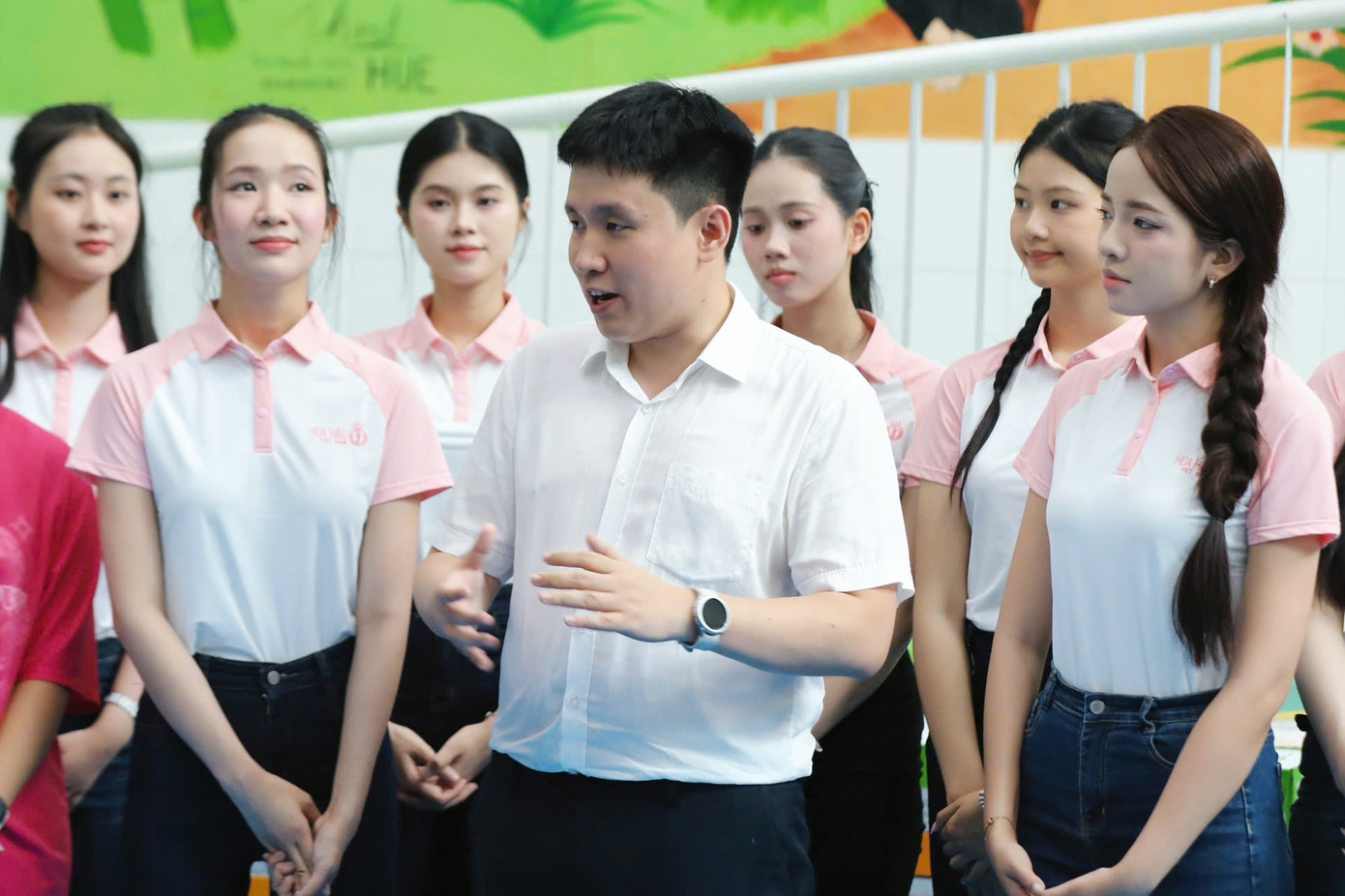 Thạc sĩ, bác sĩ Phạm Như Hiển, Phó Giám đốc Trung tâm Nội soi, Trưởng dự án “Không gian cho em” tại Bệnh viện Trung ương Huế bày tỏ sự trân trọng trước nghĩa cử của Top 25 thí sinh và BTC cuộc thi. “Tôi hy vọng Hoa hậu Việt Nam 2024 có một mùa giải thành công, và thành công đó cũng sẽ là niềm vinh dự cho thành phố Huế - nơi lần đầu đăng cai vòng chung kết. Mong rằng các thí sinh sẽ trở thành những đại sứ văn hóa và nhân ái, góp phần lan tỏa vẻ đẹp, lòng hiếu khách và tinh thần thiện nguyện của Huế đến bạn bè trong và ngoài nước”.