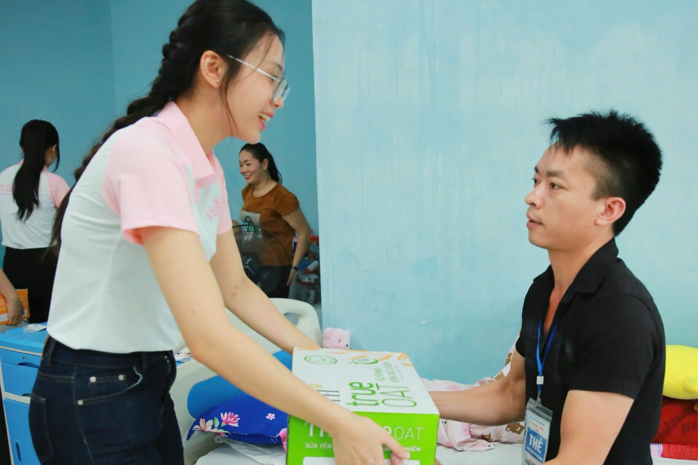 Thí sinh Lê Hoàng Khánh Linh (SBD 613) xúc động khi chứng kiến nghị lực và sự lạc quan của các em nhỏ trong quá trình điều trị. “Dù còn bé, các em vẫn đối diện với căn bệnh hiểm nghèo một cách kiên cường. Tôi hy vọng món quà nhỏ có thể phần nào giúp các em và gia đình cảm thấy ấm lòng hơn”, Khánh Linh chia sẻ.