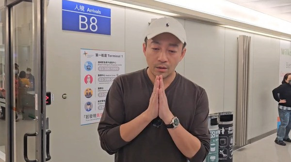 Uông Tiểu Phi lặng lẽ đi bộ dưới mưa sau khi Từ Hy Viên qua đời. Uông Tiểu Phi lặng lẽ đi bộ dưới mưa sau khi Từ Hy Viên qua đời.