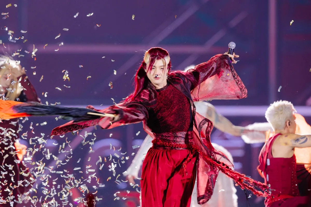 BB Trần (ảnh trái), Thanh Duy (phải), Duy Khánh gây bất ngờ vì những lần chơi trội trên sân khấu.