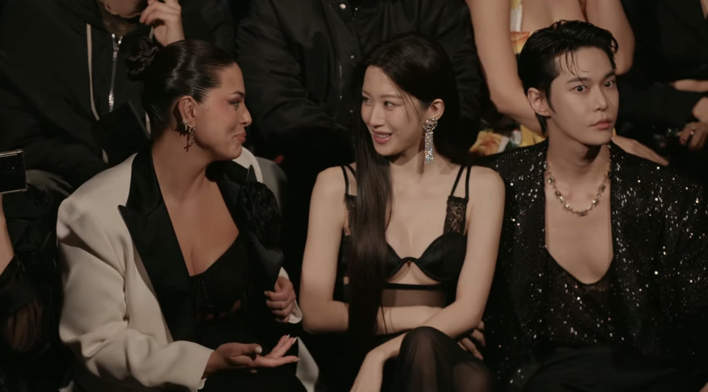 Moon Ga Young ngồi hàng ghế đầu bên cạnh thành viên NCT - Doyoung - đại sứ thương hiệu của Dolce & Gabbana. Ảnh: Twitter. Moon Ga Young ngồi hàng ghế đầu bên cạnh thành viên NCT - Doyoung - đại sứ thương hiệu của Dolce & Gabbana. Ảnh: Twitter.