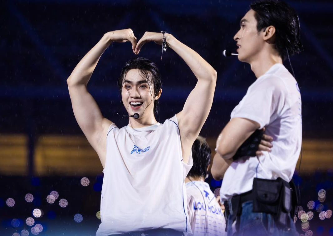 Mỗi người có quyền lựa chọn cách sống và theo đuổi đam mê của riêng mình, miễn là không ảnh hưởng tiêu cực đến người khác. Và với những khán giả có mặt tại sân Mỹ Đình tối 10/5, có lẽ họ sẽ không bao giờ quên được đêm nhạc đặc biệt này. Mỗi người có quyền lựa chọn cách sống và theo đuổi đam mê của riêng mình, miễn là không ảnh hưởng tiêu cực đến người khác. Và với những khán giả có mặt tại sân Mỹ Đình tối 10/5, có lẽ họ sẽ không bao giờ quên được đêm nhạc đặc biệt này.