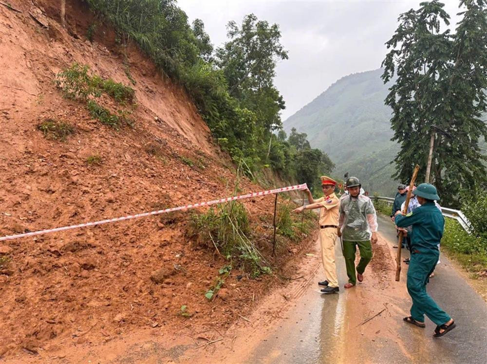 Công an huyện Bắc Hà chăng dây cảnh báo tại những nơi có nguy cơ sạt lở.