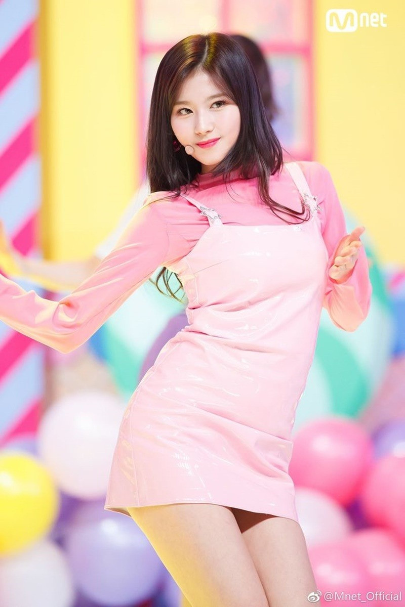 Kể từ khi hoạt động cùng Twice, Sana luôn có mặt trong top thành viên nổi tiếng nhất. Cô được nhận xét là người có thể cân nhiều concept, từ đáng yêu, cá tính, ma mị đến gợi cảm.