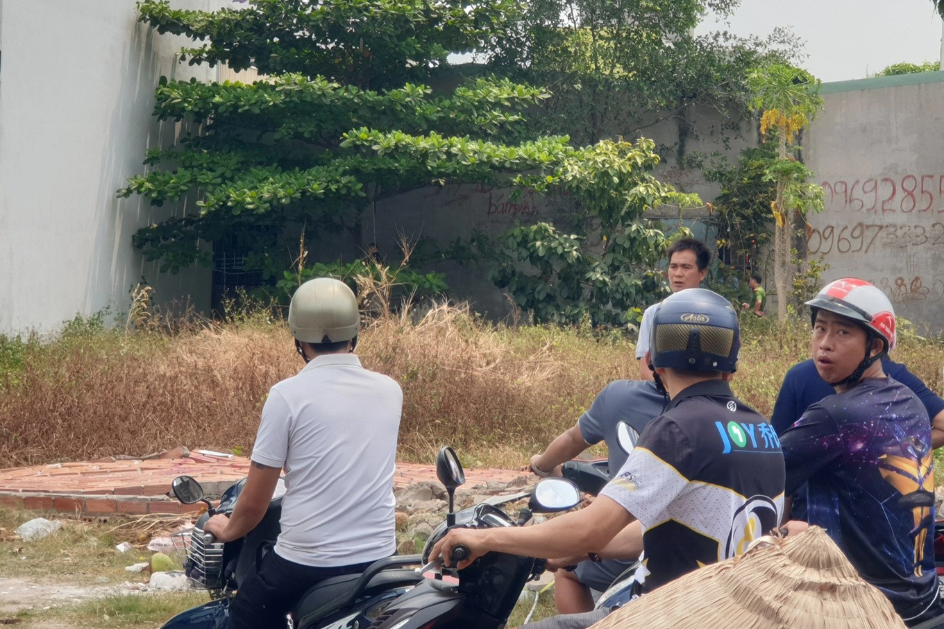 Anh S. tử vong trong tư thế treo cổ trên cây bàng (Ảnh: Anh Thanh).