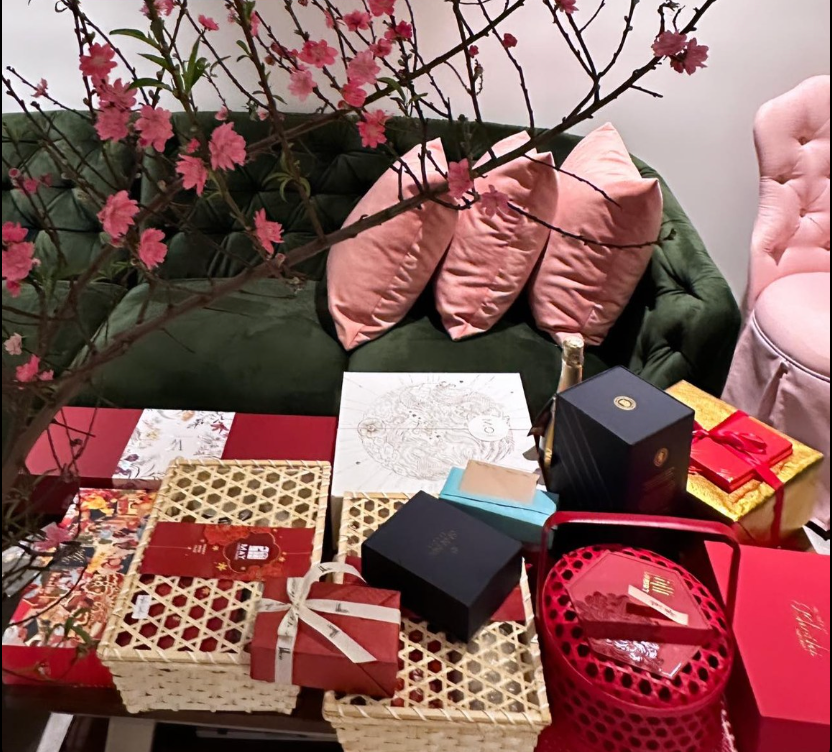 Dậy sớm chia tay năm Quý Mão, đón năm mới Giáp thìn. Cô chia sẻ đến hôm nay mới thực sự hưởng cái nhàn nhã của ngày nghỉ lễ… Cô dự định lái xe mua sắm một vòng TPHCM, hưởng không khí vắng vẻ, rồi về nhà cúng 30 bố mẹ. Giao thừa năm nay nữ ca sĩ không đi chùa vì có dấu hiệu sốt.