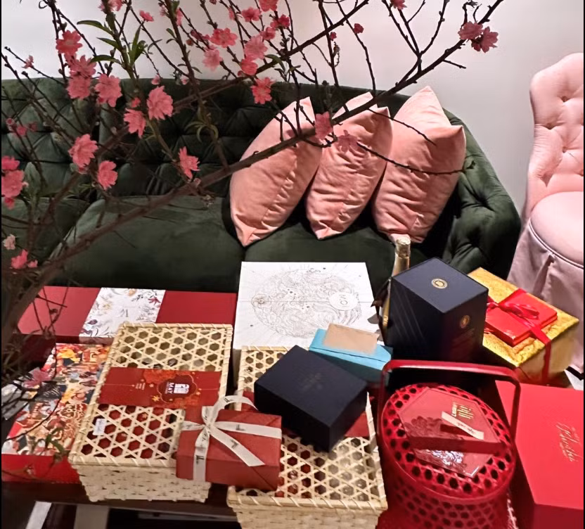 Dậy sớm chia tay năm Quý Mão, đón năm mới Giáp thìn. Cô chia sẻ đến hôm nay mới thực sự hưởng cái nhàn nhã của ngày nghỉ lễ… Cô dự định lái xe mua sắm một vòng TPHCM, hưởng không khí vắng vẻ, rồi về nhà cúng 30 bố mẹ. Giao thừa năm nay nữ ca sĩ không đi chùa vì có dấu hiệu sốt. Dậy sớm chia tay năm Quý Mão, đón năm mới Giáp thìn. Cô chia sẻ đến hôm nay mới thực sự hưởng cái nhàn nhã của ngày nghỉ lễ… Cô dự định lái xe mua sắm một vòng TPHCM, hưởng không khí vắng vẻ, rồi về nhà cúng 30 bố mẹ. Giao thừa năm nay nữ ca sĩ không đi chùa vì có dấu hiệu sốt.