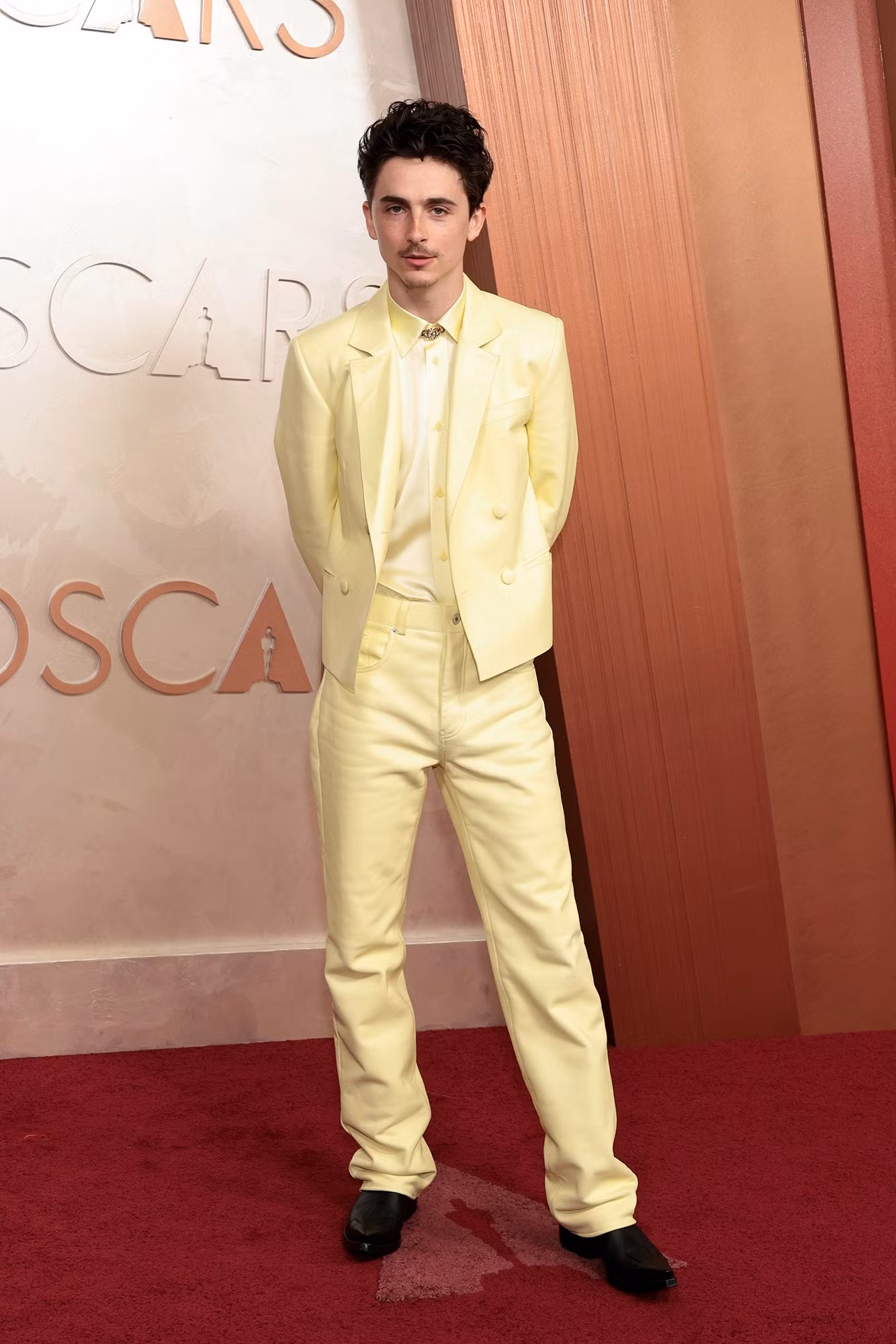Một trong những bộ trang phục nổi bật nhất đêm trao giải thuộc về Timothée Chalamet - ứng viên Nam chính xuất sắc nhất với vai diễn Bob Dylan trong A Complete Unknown. Nam diễn viên thu hút mọi ánh nhìn với bộ suit màu vàng kem, phá cách so với bảng màu truyền thống của thảm đỏ.