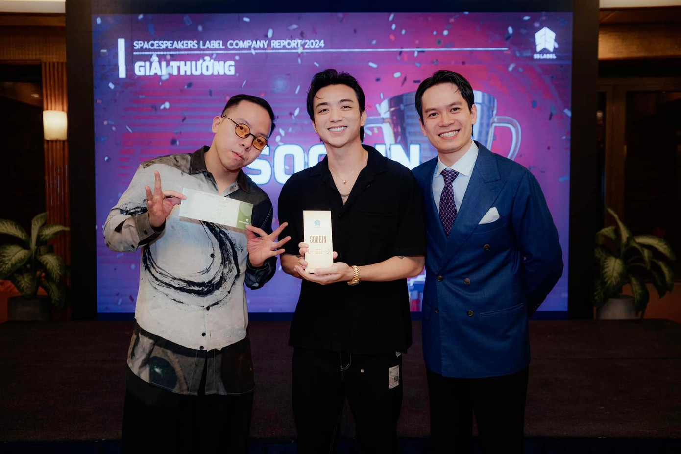 Các nghệ sĩ nhận được sự quan tâm lớn trong năm 2024 dự Year end party. Một số nơi, nghệ sĩ chỉ được vinh danh về mặt tình cảm. Các nghệ sĩ nhận được sự quan tâm lớn trong năm 2024 dự Year end party. Một số nơi, nghệ sĩ chỉ được vinh danh về mặt tình cảm.