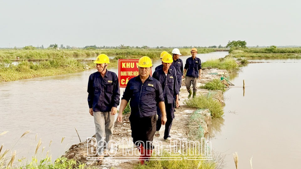 Người dân địa phương tham gia làm việc ngay khi Tập đoàn Xuân Thiện khởi động thi công san lấp mặt bằng Nhà máy sản xuất cấu kiện bê tông đúc sẵn.
