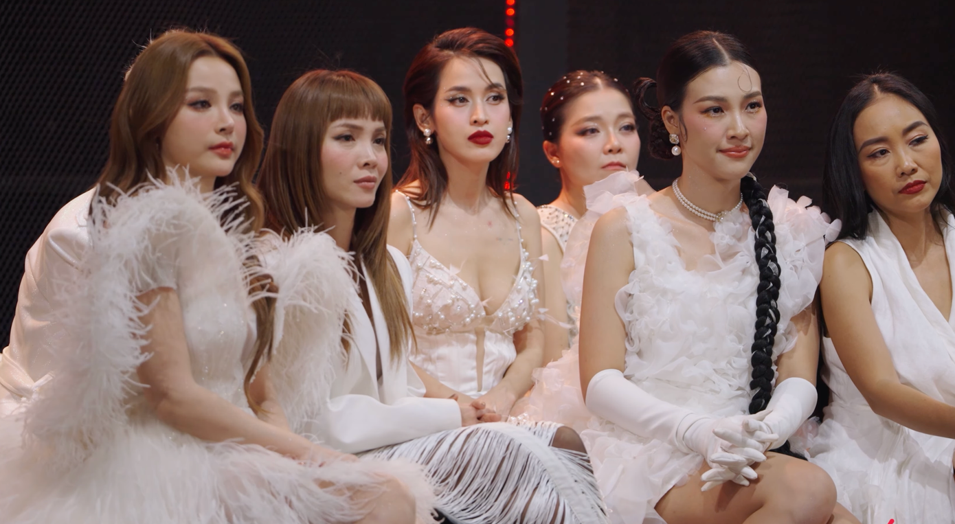 Biểu cảm của các chị đẹp khi Lệ Quyên muốn nhường suất ra mắt cho nghệ sĩ trẻ hơn.