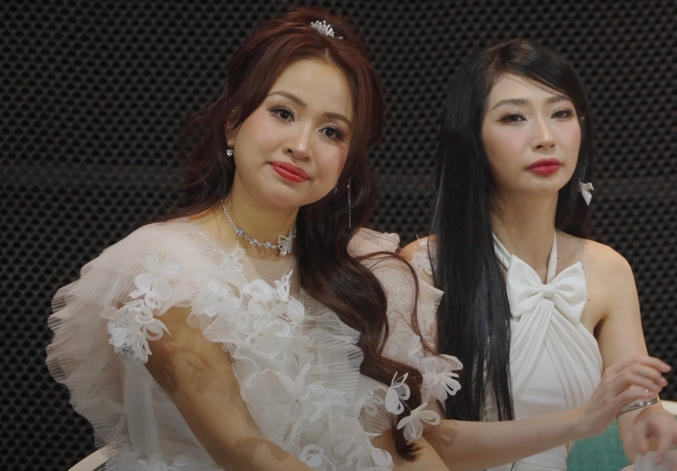 Biểu cảm của các chị đẹp khi Lệ Quyên muốn nhường suất ra mắt cho nghệ sĩ trẻ hơn.