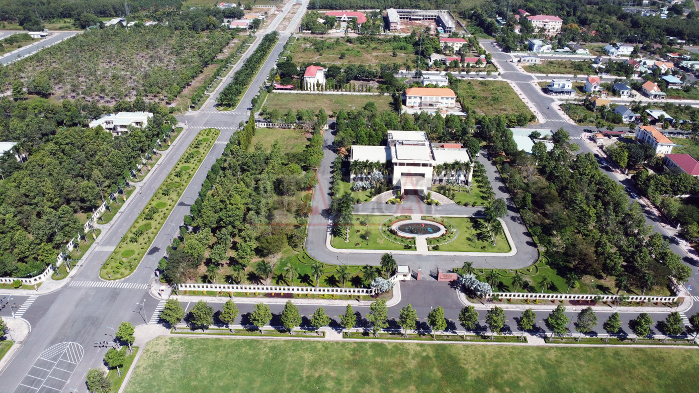 Đặt câu hỏi với bà Trần Tuệ Hiền, Chủ tịch UBND tỉnh Bình Phước, về việc sẽ quy hoạch sử dụng hai trung tâm hành chính của hai địa phương, sau khi sáp nhập để phù hợp, hiệu quả, tránh gây lãng phí. Bà Hiền trả lời hiện nay UBND tỉnh đang xây dựng phương án để trình Trung ương. Sau khi được duyệt thì mới thông tin cụ thể được. Ảnh: LA Đặt câu hỏi với bà Trần Tuệ Hiền, Chủ tịch UBND tỉnh Bình Phước, về việc sẽ quy hoạch sử dụng hai trung tâm hành chính của hai địa phương, sau khi sáp nhập để phù hợp, hiệu quả, tránh gây lãng phí. Bà Hiền trả lời hiện nay UBND tỉnh đang xây dựng phương án để trình Trung ương. Sau khi được duyệt thì mới thông tin cụ thể được. Ảnh: LA