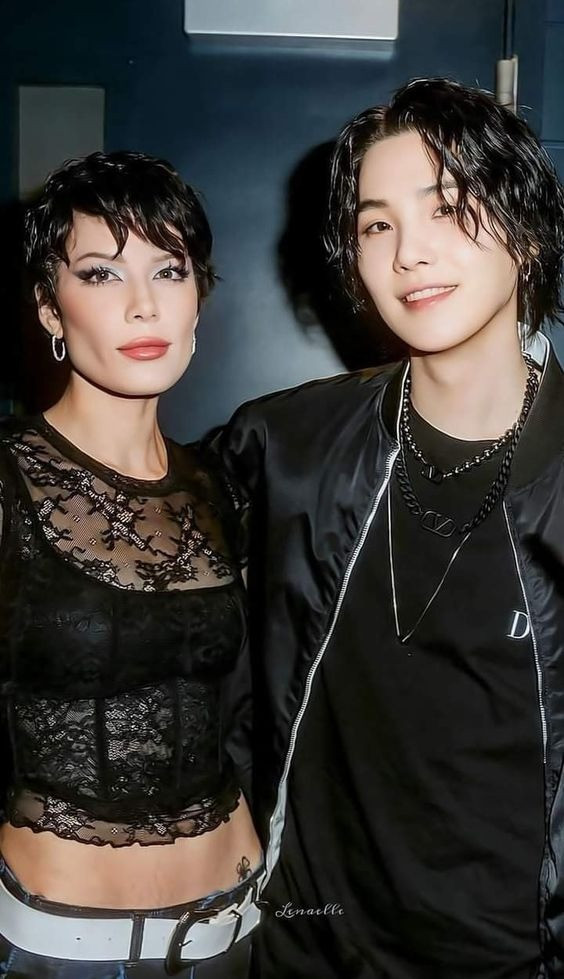 Suga hợp tác với nhiều nghệ sĩ nổi tiếng Hàn Quốc và quốc tế.