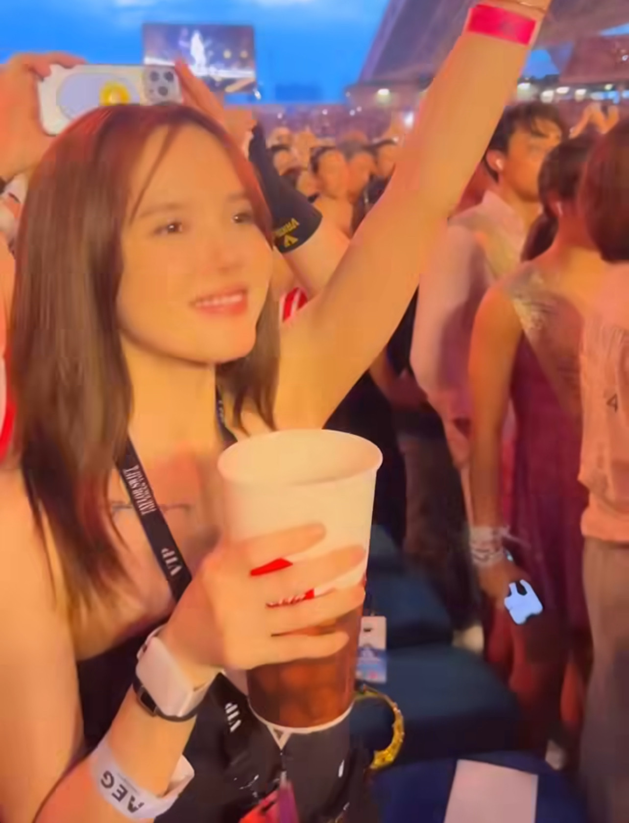 Chị em Thiều Bảo Trang - Thiều Bảo Trâm cũng có mặt tại The Eras Tour đêm diễn 2/3. Trên trang cá nhân, hai ca sĩ chia sẻ nhiều khoảnh khắc phiêu theo âm nhạc, hòa mình vào đám đông tại sân vận động quốc gia Singapore.