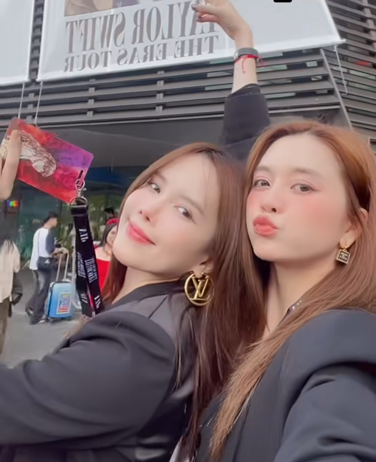 Chị em Thiều Bảo Trang - Thiều Bảo Trâm cũng có mặt tại The Eras Tour đêm diễn 2/3. Trên trang cá nhân, hai ca sĩ chia sẻ nhiều khoảnh khắc phiêu theo âm nhạc, hòa mình vào đám đông tại sân vận động quốc gia Singapore.