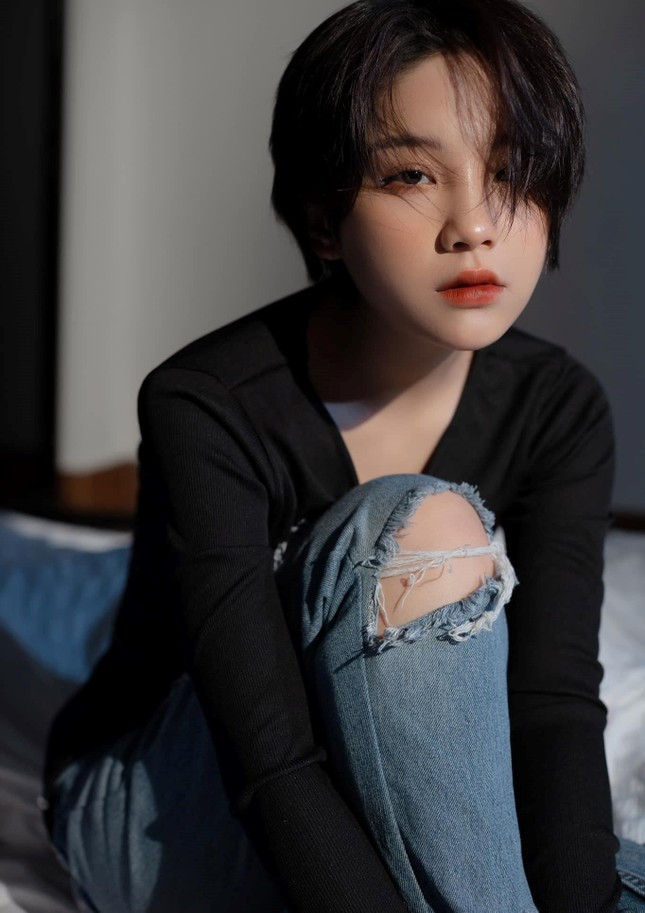 Diễn viên sinh năm 2002, đến từ Lạng Sơn, người dân tộc Tày. Năm 2022, cô gây chú ý khi là nữ chính trong chương trình Tỏ tình hoàn mỹ, được gọi là “hot girl người Tày”. Thời điểm đó, cô chia sẻ đã trải qua nhiều chuyện đau buồn và đang trên hành trình chữa lành cho bản thân.