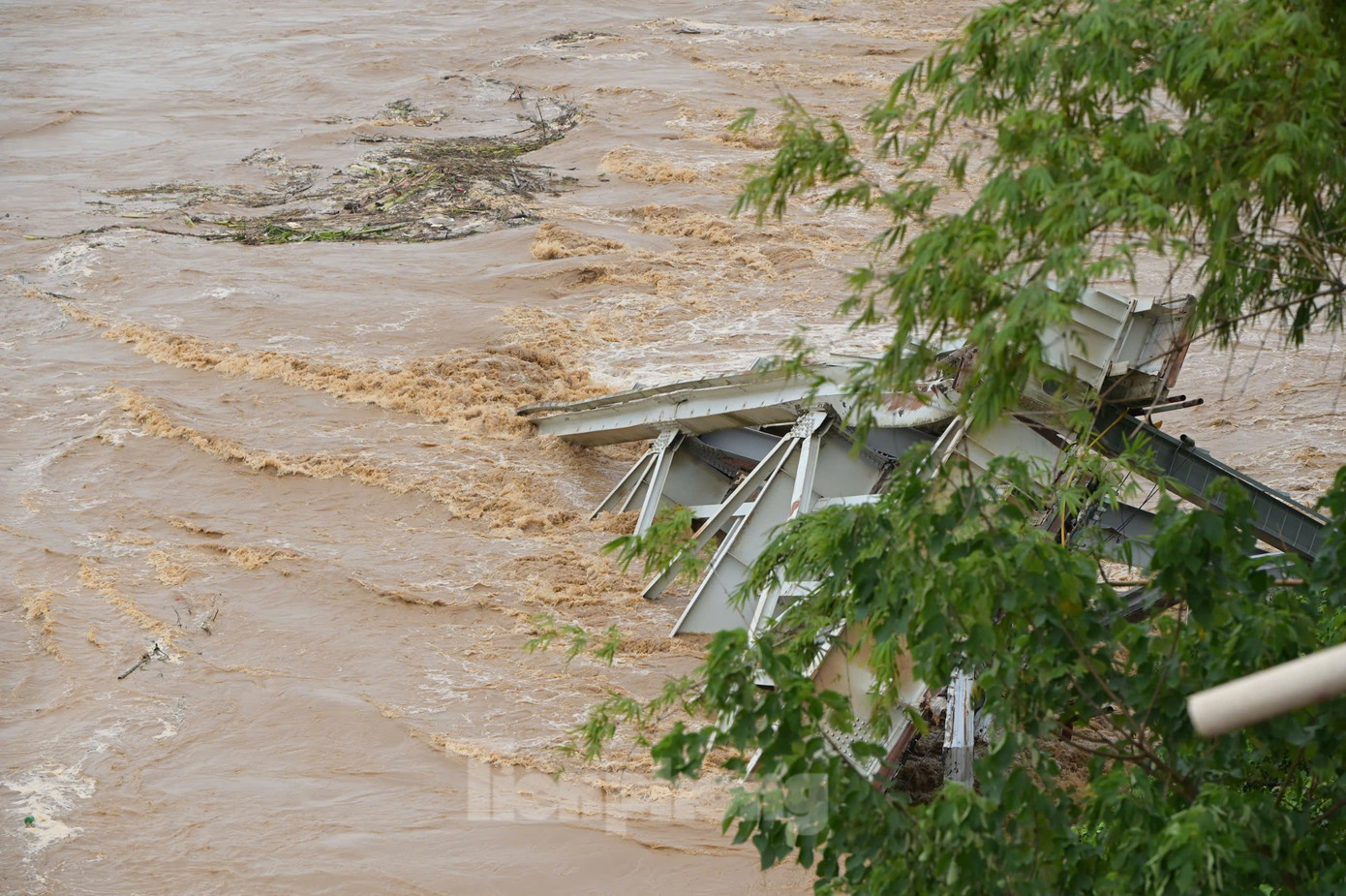 Vụ sập cầu Phong Châu, Phú Thọ sáng 9/9, phần nhịp cầu đứt gãy nằm ngổn ngang dưới lòng sông Hồng. Ảnh: Hoàng Mạnh Thắng. Vụ sập cầu Phong Châu, Phú Thọ sáng 9/9, phần nhịp cầu đứt gãy nằm ngổn ngang dưới lòng sông Hồng. Ảnh: Hoàng Mạnh Thắng.