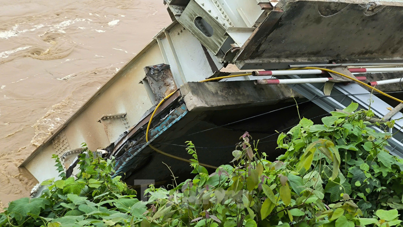 Mảnh nhịp cầu Phong Châu mắc lại bên bờ sau khi bị sập. Mảnh nhịp cầu Phong Châu mắc lại bên bờ sau khi bị sập.