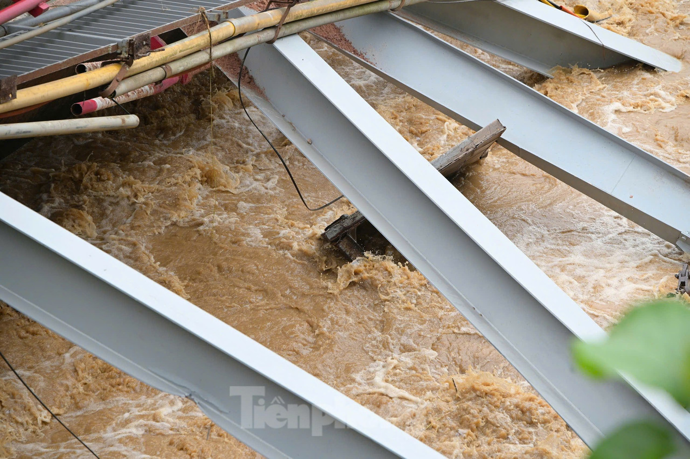 Một phần hiện trường nghi là thùng xe tải mắc vào nhịp cầu bị sập. Một phần hiện trường nghi là thùng xe tải mắc vào nhịp cầu bị sập.