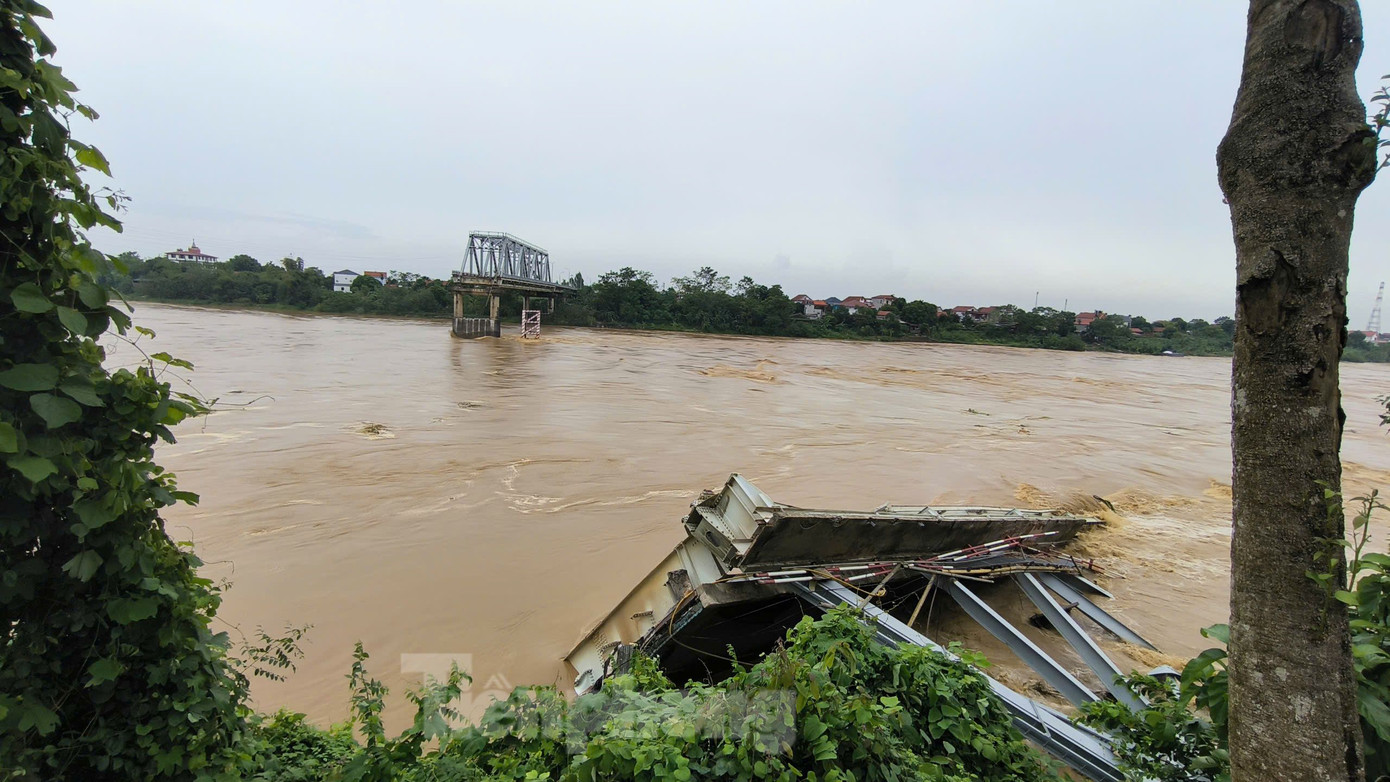 Cầu Phong Châu đứt gãy hoàn toàn. Theo lời người dân, thời điểm cầu sập, một số phương tiện đang di chuyển. Cầu Phong Châu đứt gãy hoàn toàn. Theo lời người dân, thời điểm cầu sập, một số phương tiện đang di chuyển.