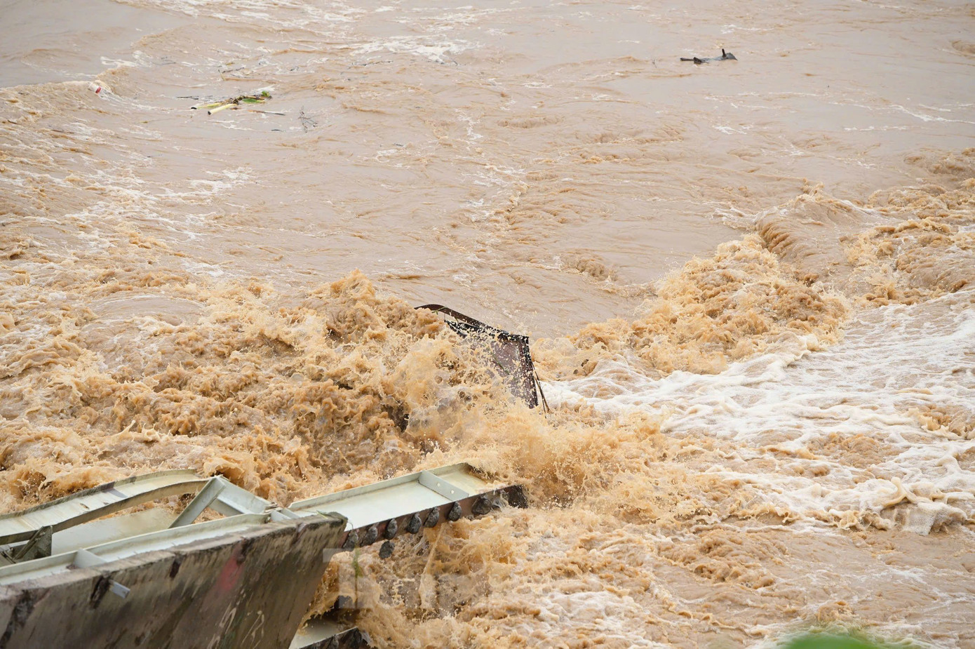 Báo cáo của Sở GTVT tỉnh Phú Thọ liên quan vụ sập cầu Phong Châu cho biết bão YAGI gây ra mưa lũ, khiến nước sông Hồng dâng cao. Lưu tốc dòng chảy xiết đã làm thay đổi địa hình lòng sông, kéo đổ trụ T7 và làm sập 2 nhịp dàn chính của cầu (nhịp 6 và 7) lúc 10h2 ngày 9/9. Báo cáo của Sở GTVT tỉnh Phú Thọ liên quan vụ sập cầu Phong Châu cho biết bão YAGI gây ra mưa lũ, khiến nước sông Hồng dâng cao. Lưu tốc dòng chảy xiết đã làm thay đổi địa hình lòng sông, kéo đổ trụ T7 và làm sập 2 nhịp dàn chính của cầu (nhịp 6 và 7) lúc 10h2 ngày 9/9.