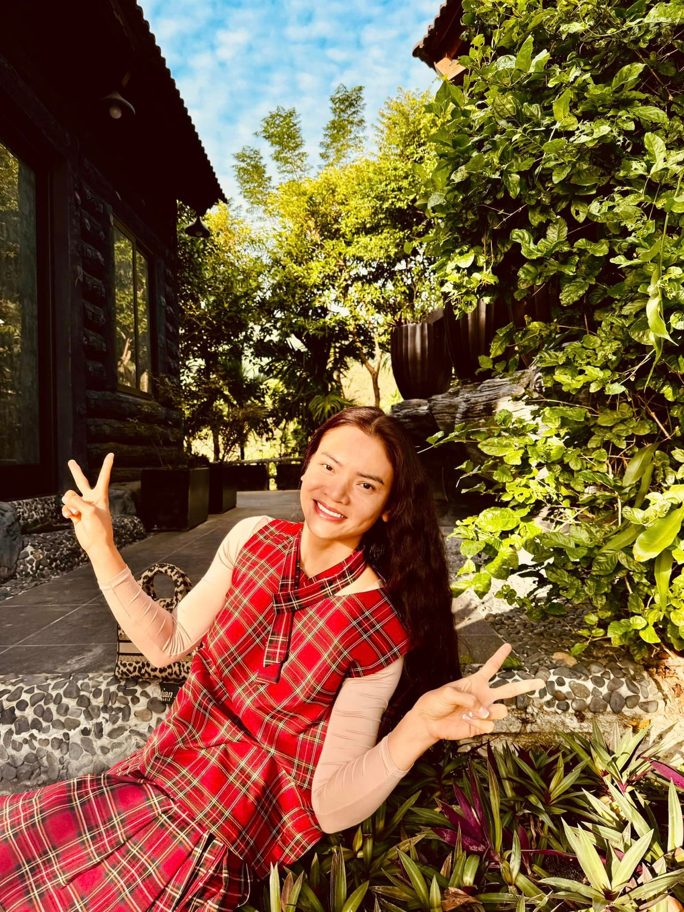 Cô có nhiều nhạc phẩm viết về cha mẹ và dành tình cảm sâu sắc cho gia đình. Ở tuổi 41, cô cảm thấy có tội với cha mẹ khi chưa yên bề gia thất. “Cha mẹ nào cũng luôn muốn cho con vuông tròn mọi bề. Cha mẹ tôi cũng vậy. Hiện giờ, tôi không dám nói đến chuyện đó, cảm thấy nên né tránh đi thì hơn&quot; – cô nói.