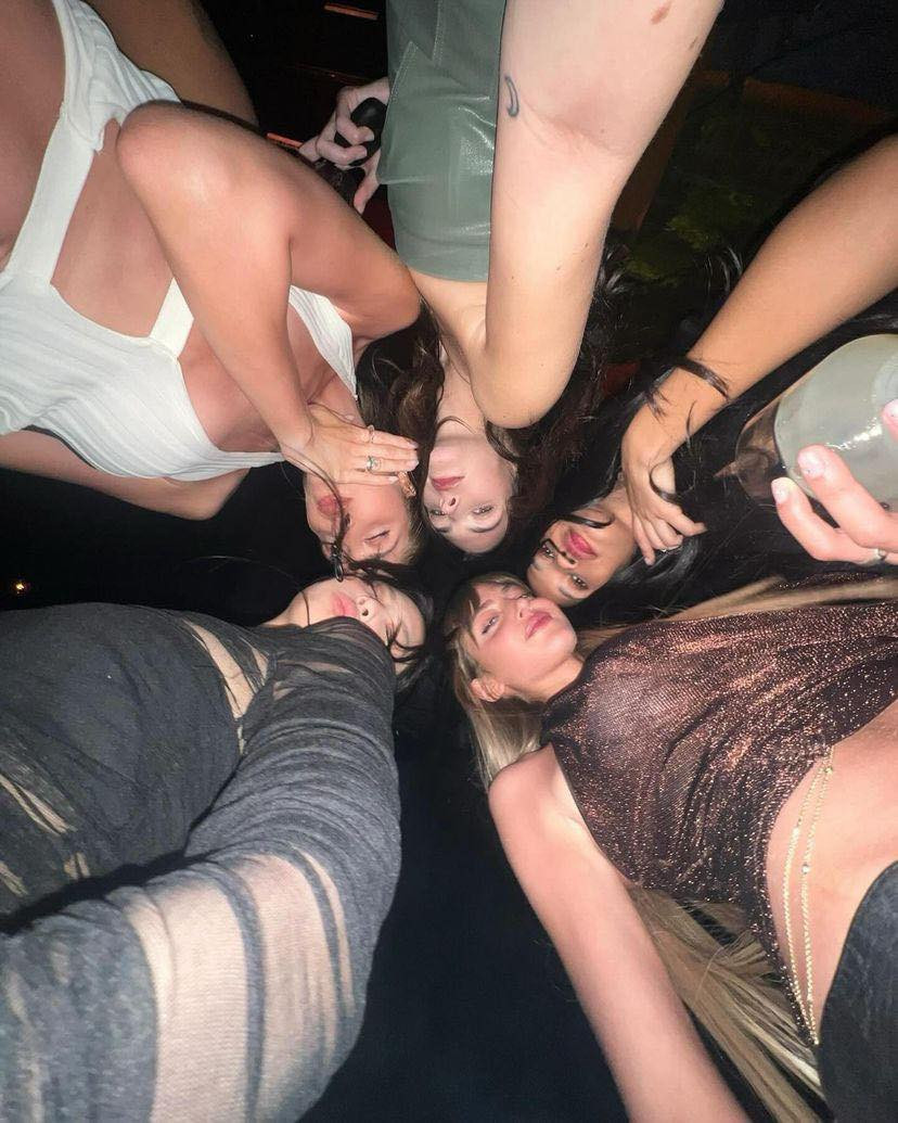 Một số fan đã bắt gặp nữ thần tượng sinh năm 1996 có mặt tại Mỹ. Trên story cá nhân, cô chia sẻ đang ở phòng thu âm và hé lộ file ghi âm và nhanh chóng xóa đi.