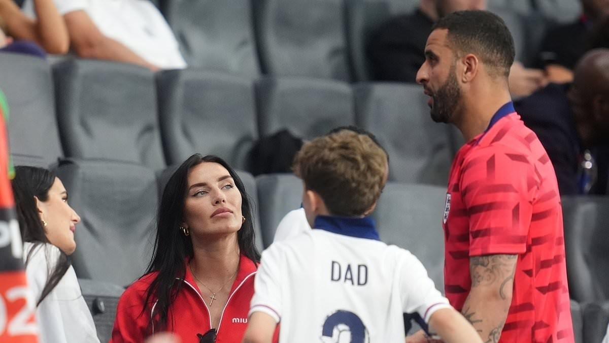 Annie Kilner - vợ của Kyle Walker - có mặt trên khán đài xem trận đấu của đội tuyển Anh với cậu con trai mới sinh. Ảnh: Getty. Annie Kilner - vợ của Kyle Walker - có mặt trên khán đài xem trận đấu của đội tuyển Anh với cậu con trai mới sinh. Ảnh: Getty.