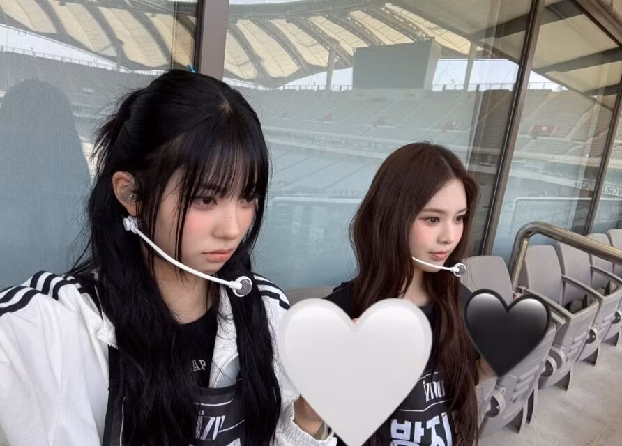 Idol dùng nhãn dán che tay, tránh gây hiểu nhầm trong thời gian bầu cử.