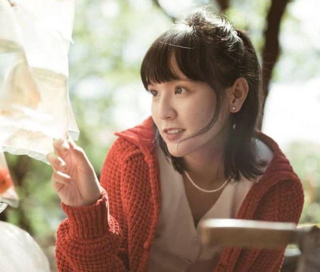 Hải Tú cách đây 4 năm (trái), trong MV Chúng ta của hiện tại và MV Chúng ta của tương lai (phải). Hải Tú cách đây 4 năm (trái), trong MV Chúng ta của hiện tại và MV Chúng ta của tương lai (phải).