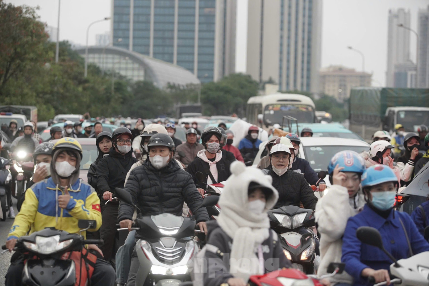 Tình trạng kẹt xe diễn ra vào giờ tan tầm, khi nhiều khán giả mới kịp chạy đến sân đổi vé xem concert Anh trai say hi.