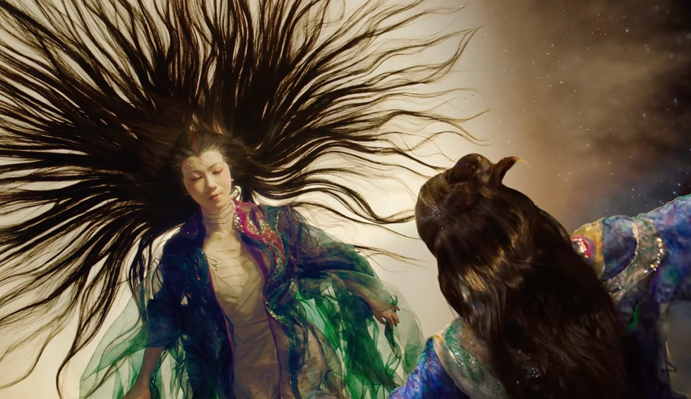 Xà lai vận chuyển do &quot;Khổng tước làng múa&quot; Dương Lệ Bình biên đạo.