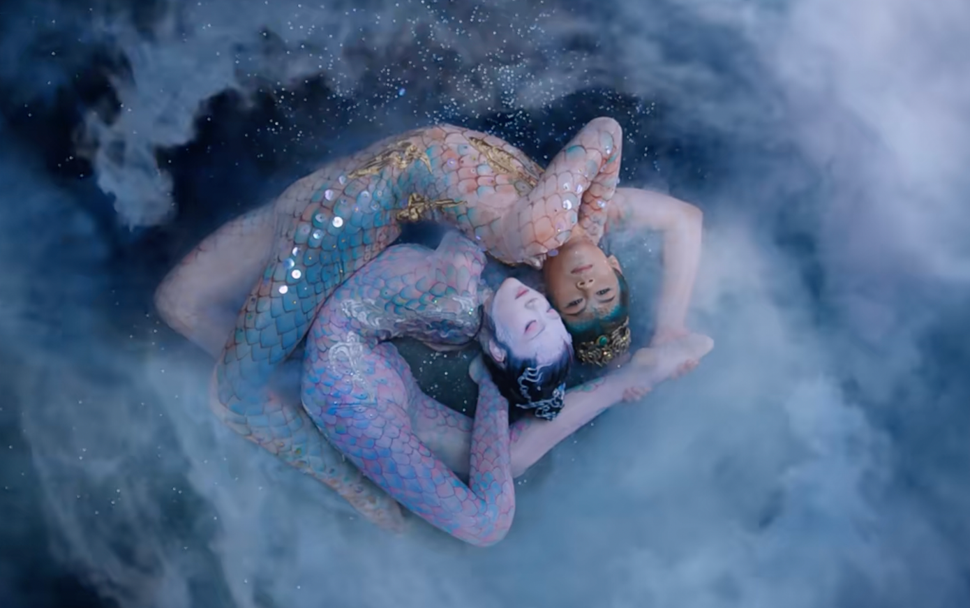 Hình ảnh trong tiết mục dài 9 phút của Xà lai vận chuyển gây tranh cãi.