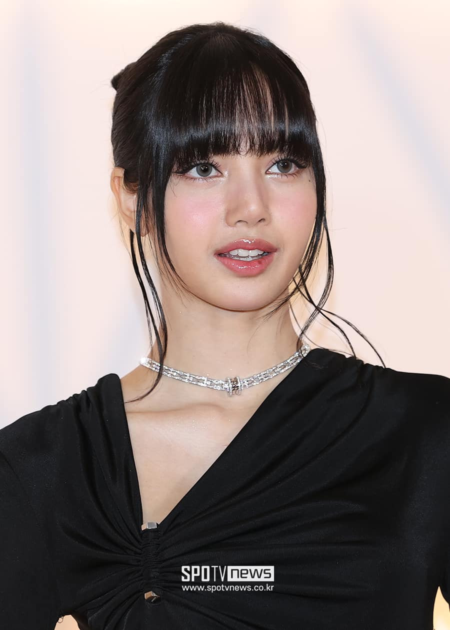 Tối 14/3, nhiều người nổi tiếng có mặt ở sự kiện của nhãn hàng Bvlgari tổ chức tại Seoul, Hàn Quốc như Lisa (BlackPink), Lee Jong Suk, Kim Ji Won, Mingyu (Seventeen), Niki và Jungwon (Enhypen)… Tóc Tiên là nghệ sĩ Việt Nam góp mặt.