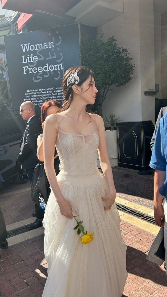 Sau scandal tình ái với Ryu Jun Yeol, sự nghiệp của Han So Hee không bị ảnh hưởng song cô đánh mất nhiều thiện cảm từ công chúng. Trước đó, mỗi lần xuất hiện ở nơi công cộng, chủ đề nhan sắc của nữ diễn viên luôn được khán giả sôi nổi bàn luận. Khi sự việc xảy ra, ít nhiều cư dân mạng đều nhắc lại ồn ào của mỹ nhân họ Han. Sau scandal tình ái với Ryu Jun Yeol, sự nghiệp của Han So Hee không bị ảnh hưởng song cô đánh mất nhiều thiện cảm từ công chúng. Trước đó, mỗi lần xuất hiện ở nơi công cộng, chủ đề nhan sắc của nữ diễn viên luôn được khán giả sôi nổi bàn luận. Khi sự việc xảy ra, ít nhiều cư dân mạng đều nhắc lại ồn ào của mỹ nhân họ Han.