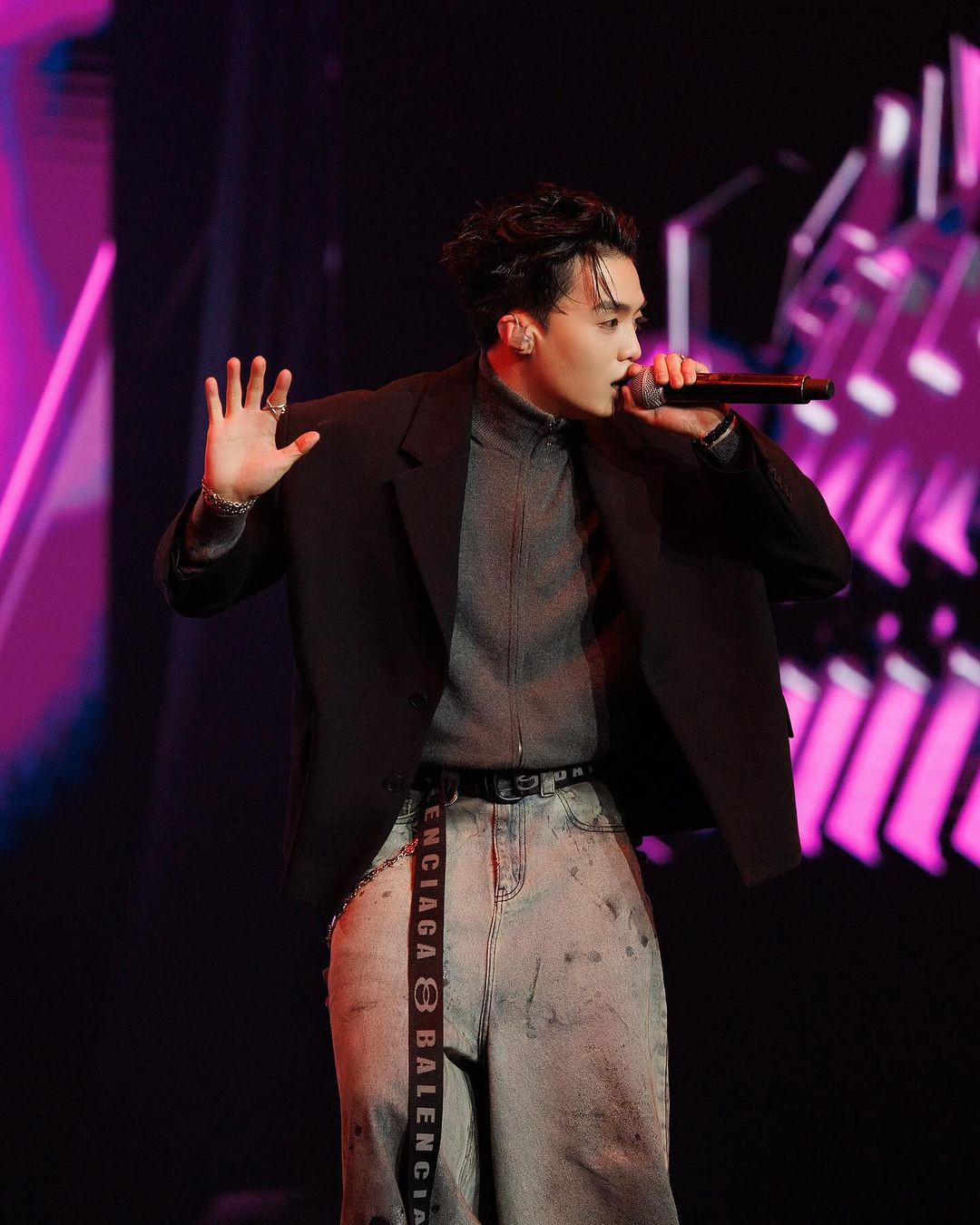 Negav đang là rapper đang được DatVietVAC tích cực lăng xê. Negav đang là rapper đang được DatVietVAC tích cực lăng xê.