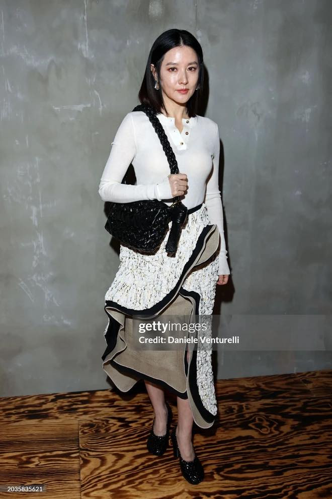 Bức ảnh không qua chỉnh sửa của Lee Young Ae tại buổi trình diễn Thu Đông 2024 hãng Bottega Veneta tạo sự quan tâm của khán giả. Ở độ tuổi 53, nữ diễn viên Nàng Dae Jang Geum cho thấy nhiều những dấu hiệu tuổi tác. Tuy vậy khán giả vẫn khen Lee Young Ae biết giữ gìn nhan sắc, nhất là nước da căng bóng. Bức ảnh không qua chỉnh sửa của Lee Young Ae tại buổi trình diễn Thu Đông 2024 hãng Bottega Veneta tạo sự quan tâm của khán giả. Ở độ tuổi 53, nữ diễn viên Nàng Dae Jang Geum cho thấy nhiều những dấu hiệu tuổi tác. Tuy vậy khán giả vẫn khen Lee Young Ae biết giữ gìn nhan sắc, nhất là nước da căng bóng.