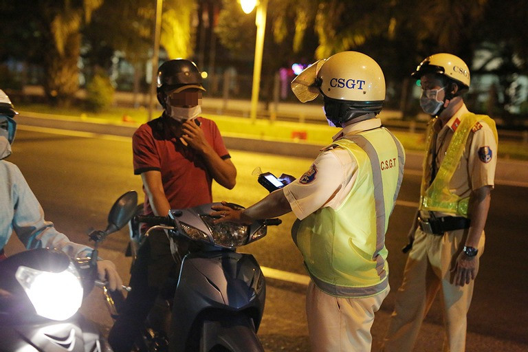 Anh H. hối hận vì ham vui nhậu tiệc tất niên rồi điều khiển xe máy ra về. Ảnh: Linh An