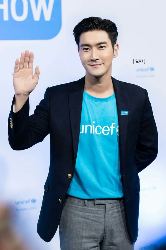 Dù có xuất thân giàu có, Choi Siwon sống khá giản dị, không khoe khoang. Ngoài hoạt động nghệ thuật, anh dành thời gian cống hiến cho xã hội thông qua vai trò đại sứ khu vực của UNICEF Đông Á và Thái Bình Dương.