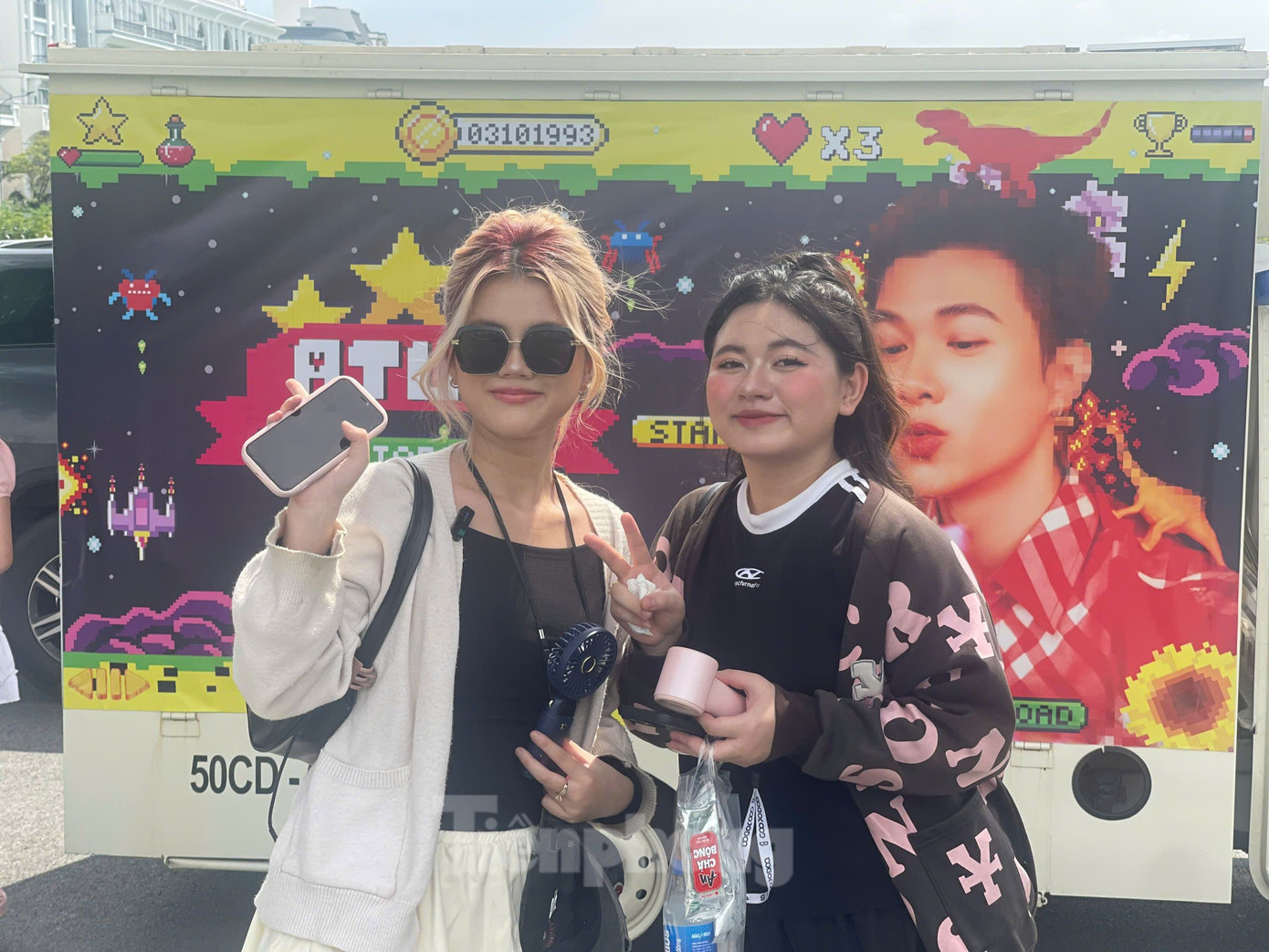 Thảo Vy (trái) và Gia Hân chia sẻ đã trang điểm kỹ càng, chuẩn bị sẵn sàng lên hình nếu lên hình trong màn dance challenge. Cả hai đều đến cổ vũ cho 30 anh trai. Thảo Vy ấn tượng với Dương Domic vì có thể hát, rap, sáng tác. Ảnh: Phạm Nguyễn.