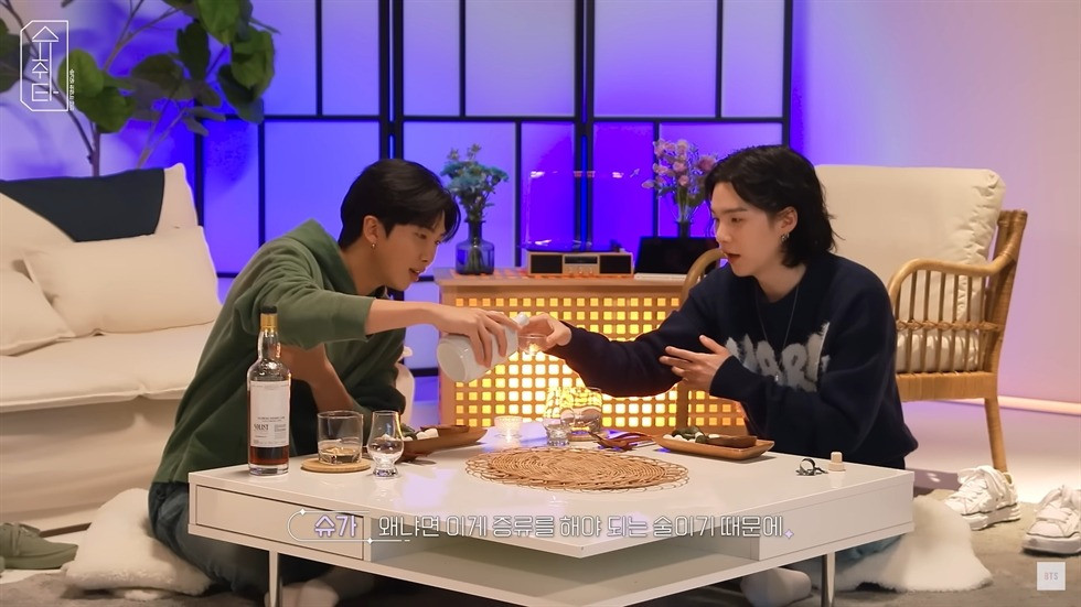 Nội dung chương trình trò chuyện liên quan đến việc uống rượu đã trở thành xu hướng mới trong các chương trình tạp kỹ tại Hàn Quốc 2 năm trở lại đây. Nội dung chương trình trò chuyện liên quan đến việc uống rượu đã trở thành xu hướng mới trong các chương trình tạp kỹ tại Hàn Quốc 2 năm trở lại đây.