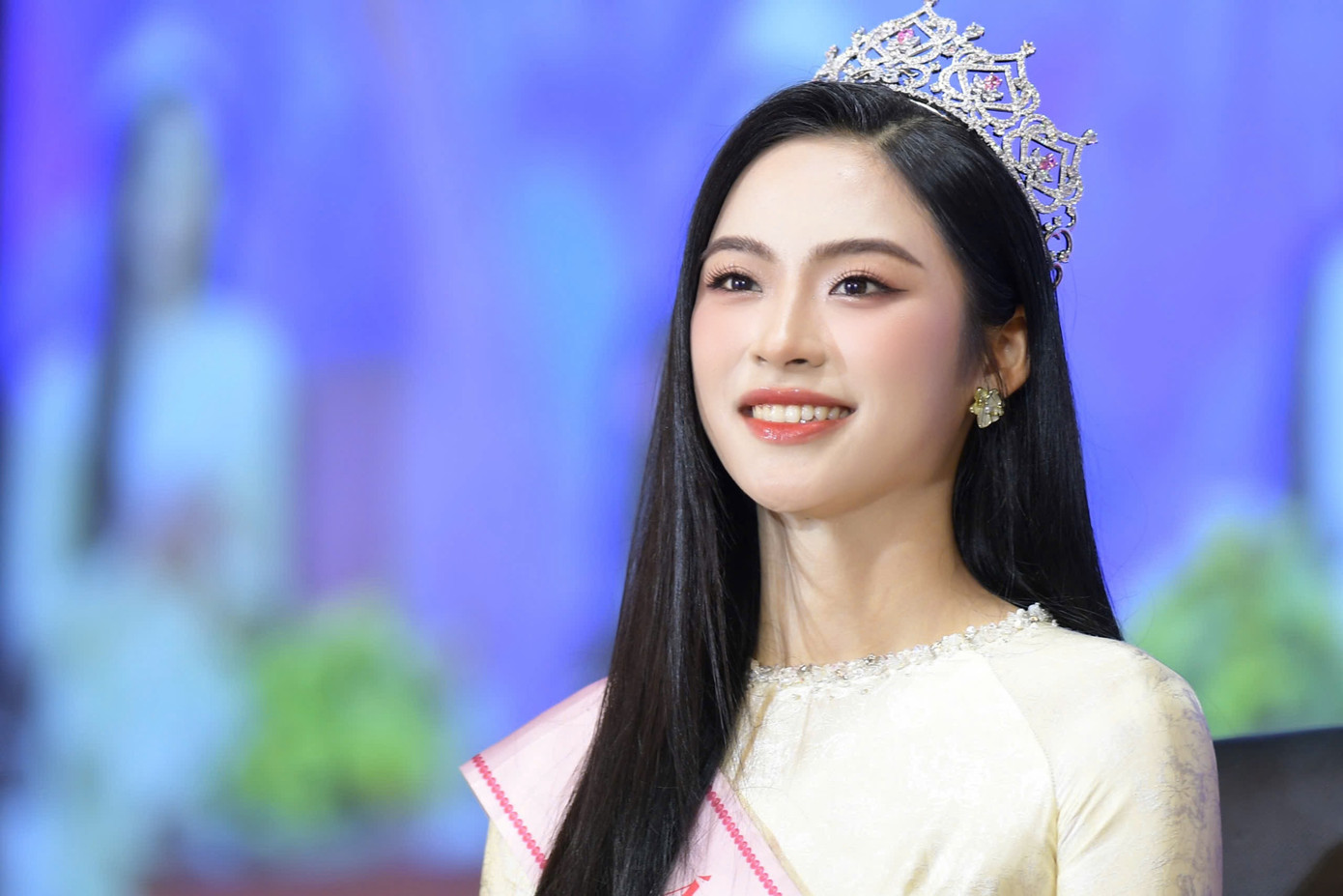 Á hậu 2 Vân Nhi chia sẻ đây là lần đầu cô đặt chân đến UFM nhưng đã cảm nhận được sự yêu thương đặc biệt từ thầy cô, các bạn sinh viên và cả những người đã luôn dõi theo, ủng hộ Top 3 trong hành trình Hoa hậu Việt Nam 2024. Ảnh: Dương Triều.