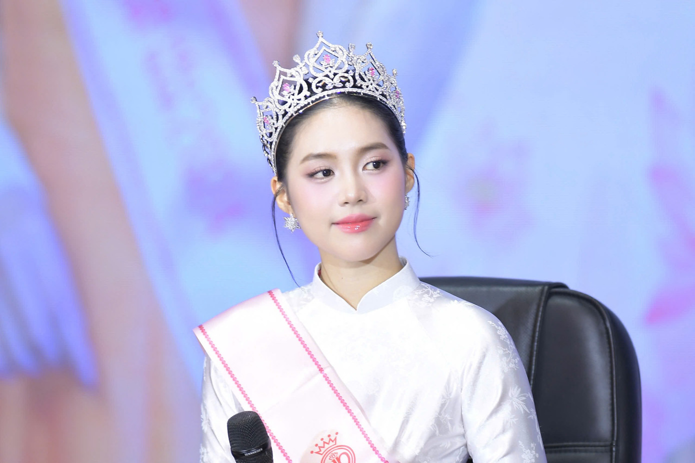 Á hậu 1 Trần Ngọc Châu Anh ấn tượng với không khí trẻ trung, năng động và sự chào đón nồng nhiệt của giảng viên, sinh viên UFM. Ảnh: Dương Triều.