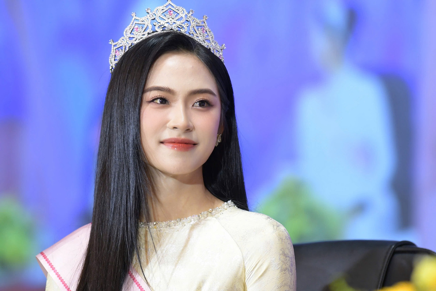 Á hậu 2 Vân Nhi chia sẻ đây là lần đầu cô đặt chân đến UFM nhưng đã cảm nhận được sự yêu thương đặc biệt từ thầy cô, các bạn sinh viên và cả những người đã luôn dõi theo, ủng hộ Top 3 trong hành trình Hoa hậu Việt Nam 2024. Ảnh: Dương Triều.