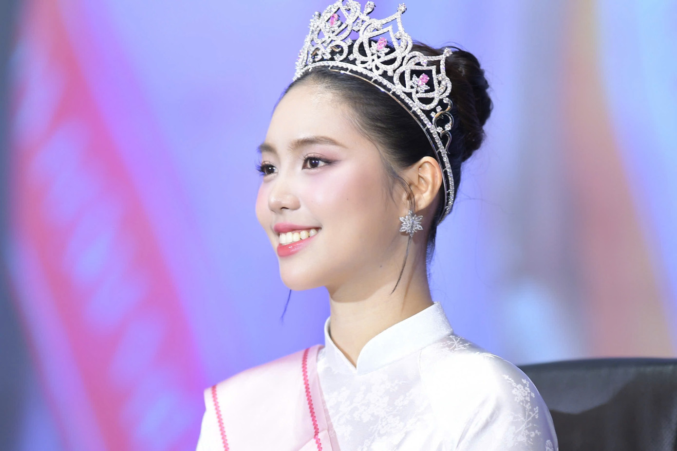 Á hậu 1 Trần Ngọc Châu Anh ấn tượng với không khí trẻ trung, năng động và sự chào đón nồng nhiệt của giảng viên, sinh viên UFM. Ảnh: Dương Triều.