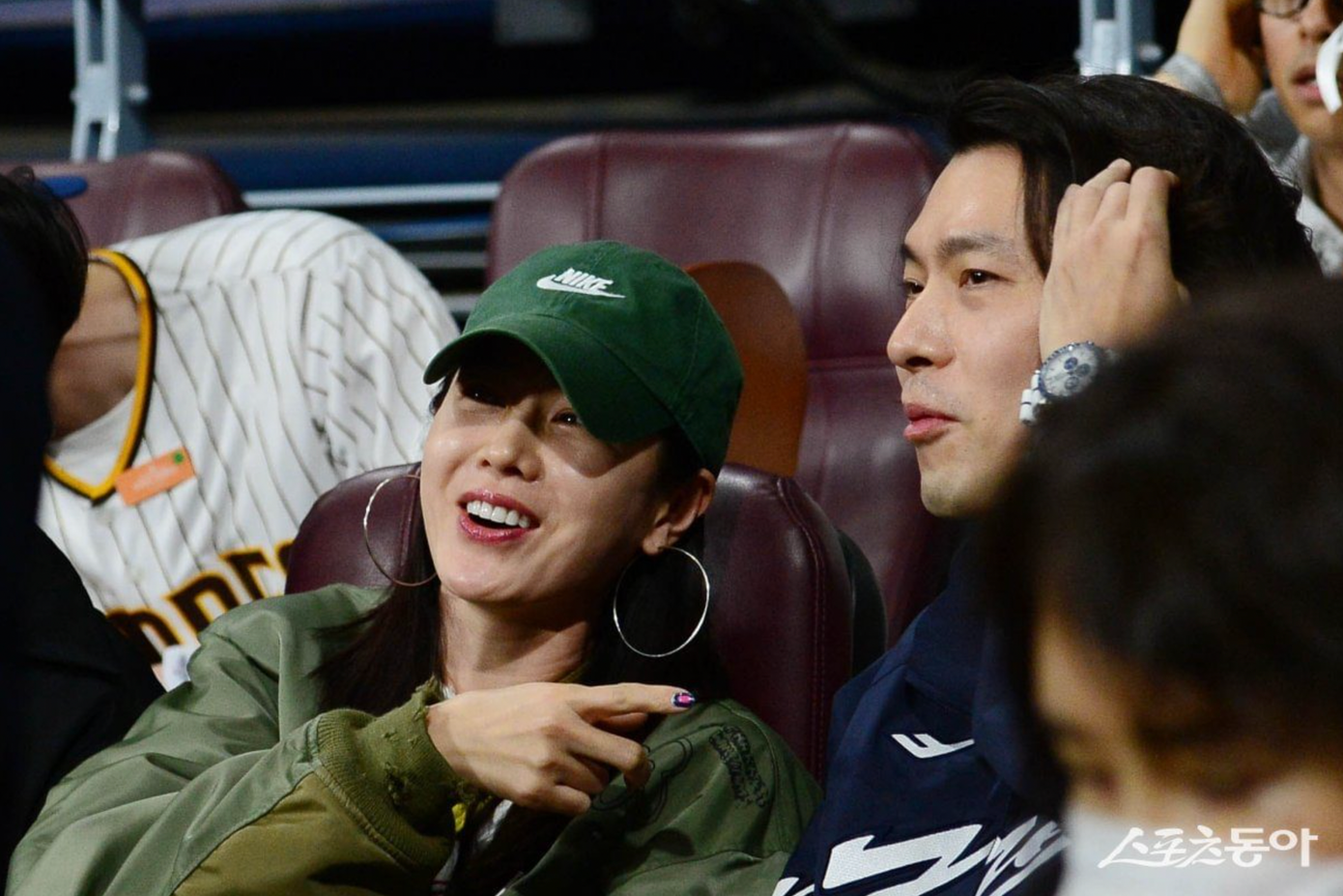 Vợ chồng Hyun Bin - Son Ye Jin hẹn hò xem bóng chày. Ảnh: Newsen, Sports Seoul,