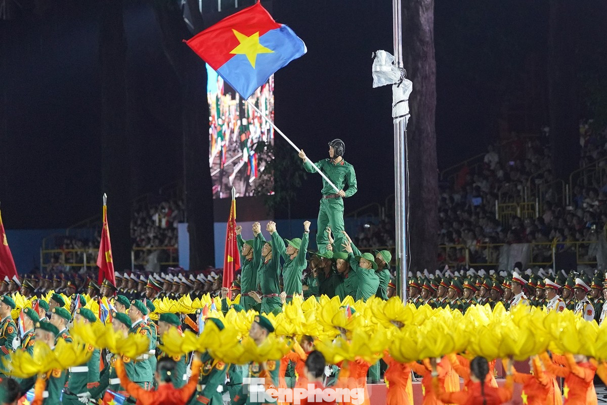 &quot;Concert quốc gia&quot; tràn ngập mạng xã hội với những hình ảnh, video đẹp về lễ kỷ niệm 50 năm Ngày Giải phóng miền Nam, thống nhất đất nước. Ảnh: Duy Anh, Phạm Nguyễn.