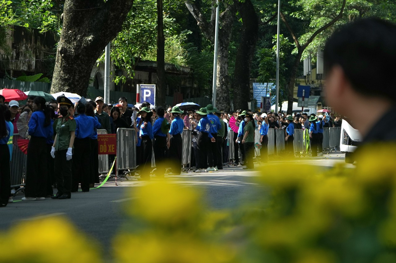 Các bạn tình nguyện viên tham gia hỗ trợ điều tiết giao thông, hướng dẫn người dân vào viếng Tổng Bí thư Nguyễn Phú Trọng tại Nhà tang lễ Quốc gia.